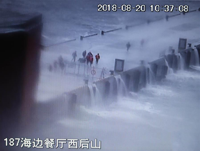 　　这是翻拍的8月20日现场监控录像。录像记录了黄群、宋月才、姜开斌等同志抢救国家某重点试验平台的场景（8月26日摄）。