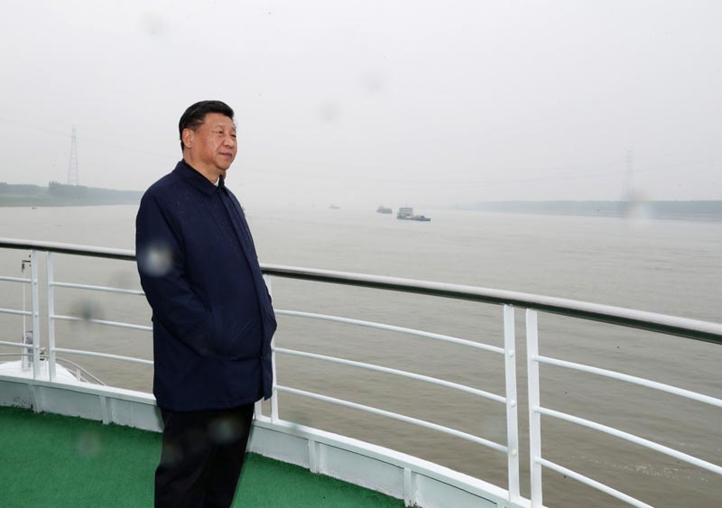 4月26日下午，中共中央总书记、国家主席、中央军委主席习近平在武汉主持召开深入推动长江经济带发展座谈会并发表重要讲话。这是座谈会前，习近平于25日上午乘船沿江察看两岸生态环境和发展建设情况。