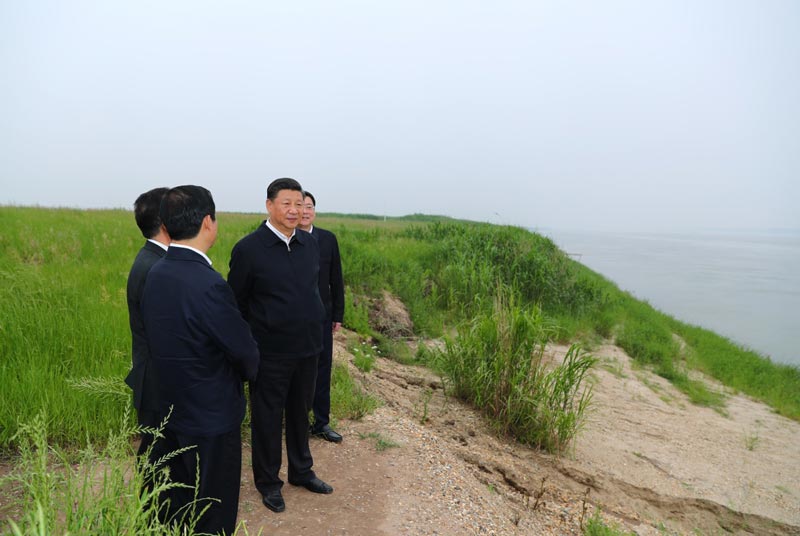 4月26日下午，中共中央总书记、国家主席、中央军委主席习近平在武汉主持召开深入推动长江经济带发展座谈会并发表重要讲话。这是座谈会前，习近平于25日下午在岳阳市君山华龙码头察看非法砂石码头取缔及整治复绿、湿地修复情况。