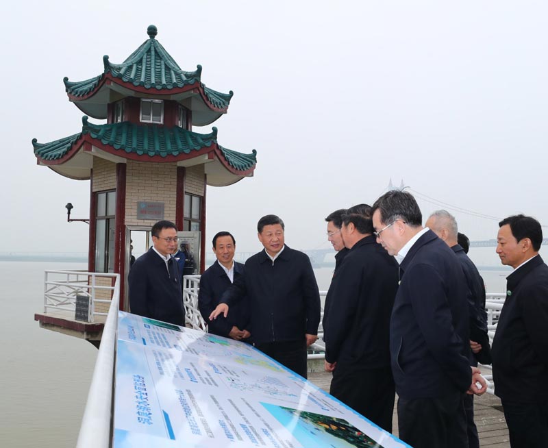 4月26日下午，中共中央总书记、国家主席、中央军委主席习近平在武汉主持召开深入推动长江经济带发展座谈会并发表重要讲话。这是座谈会前，习近平于25日下午在岳阳城陵矶水文站考察。