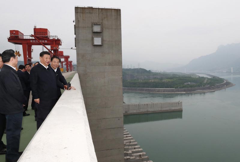 4月26日下午，中共中央总书记、国家主席、中央军委主席习近平在武汉主持召开深入推动长江经济带发展座谈会并发表重要讲话。这是座谈会前，习近平于24日下午在三峡大坝坝顶察看三峡工程和坝区周边生态环境。