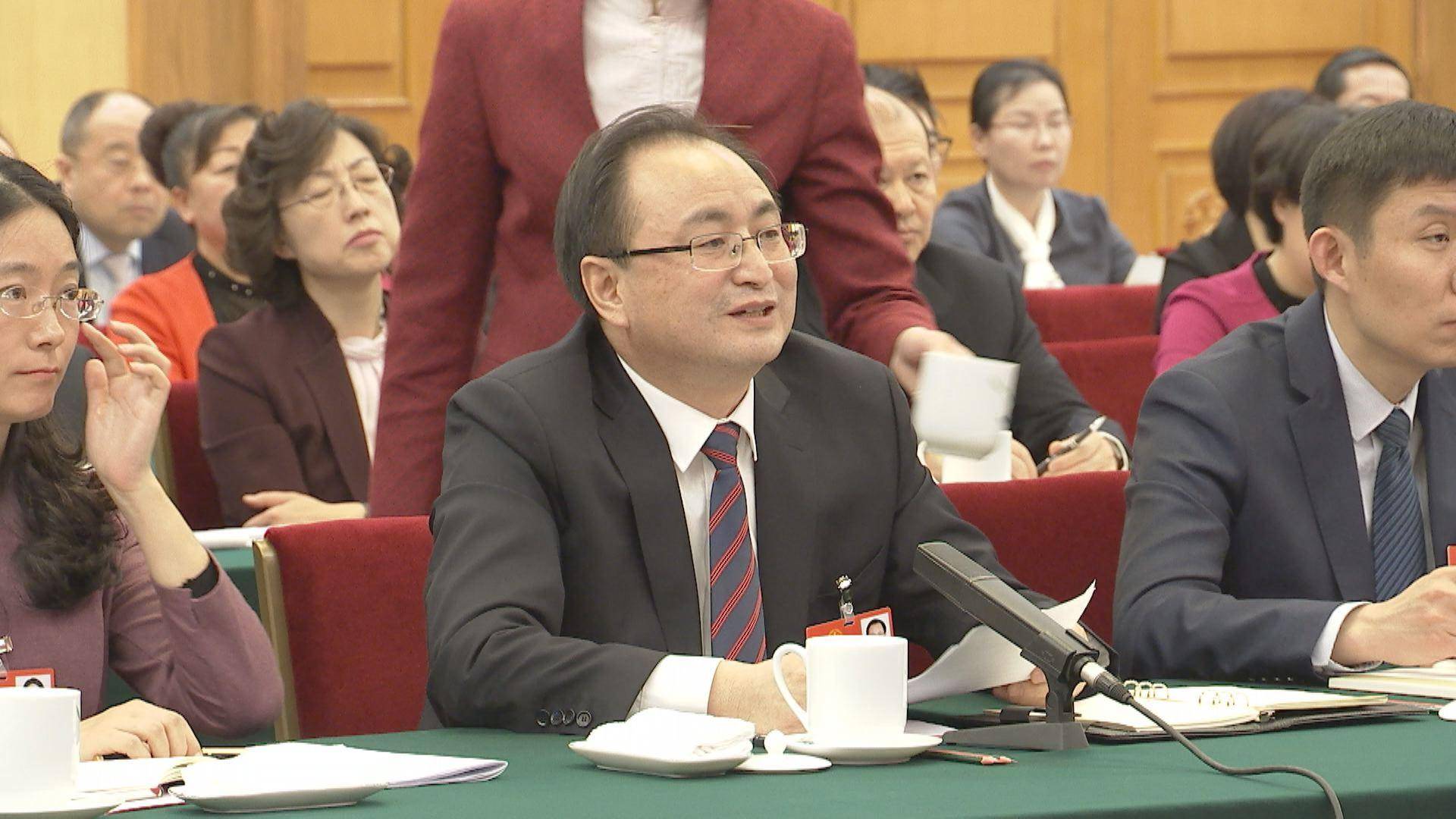 傅明先代表在发言