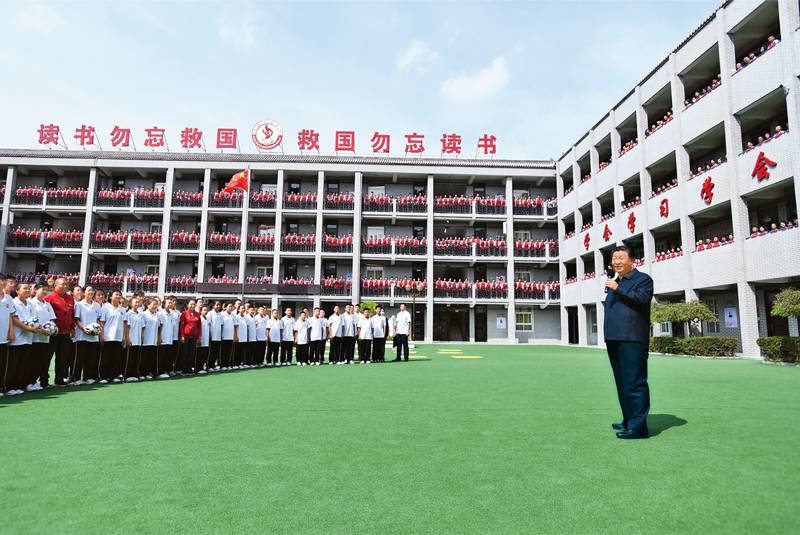  　　2021年9月13日至14日，中共中央总书记、国家主席、中央军委主席习近平在陕西省榆林市考察。这是14日上午，习近平在绥德实验中学考察时，同师生亲切交流。 新华社记者 谢环驰/摄