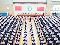 我校举行初一年级少先队退队仪式