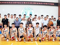 市体育局局长苏敏芳一行走访慰问我校男子篮球队