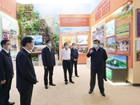 习近平在参观“奋进新时代”主题成就展时强调 踔厉奋发勇毅前行团结奋斗 夺取中国特色社会主义新胜利