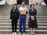 地中好少年 | 暖心！电动车路边摔倒，高三学子热心帮扶